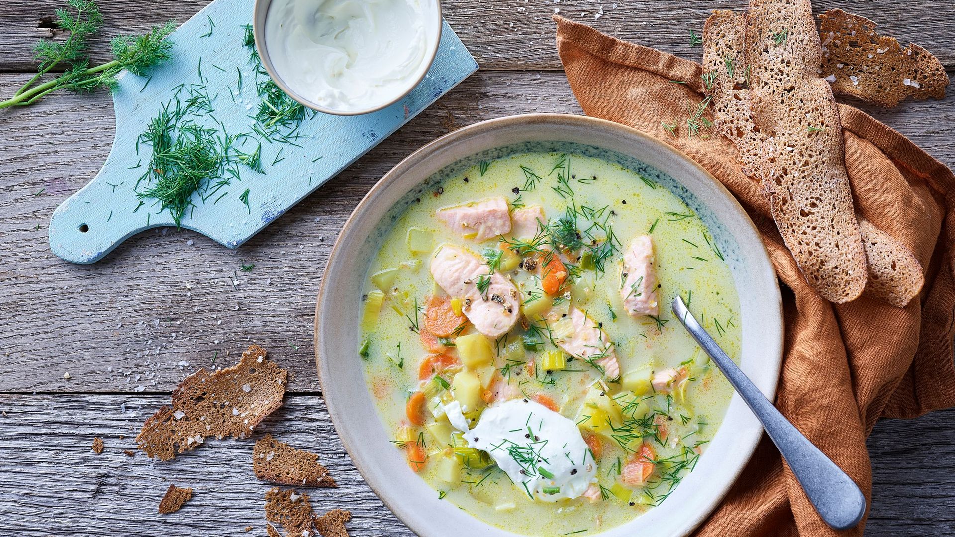 Finnische Lachssuppe mit Schmand und Dill
