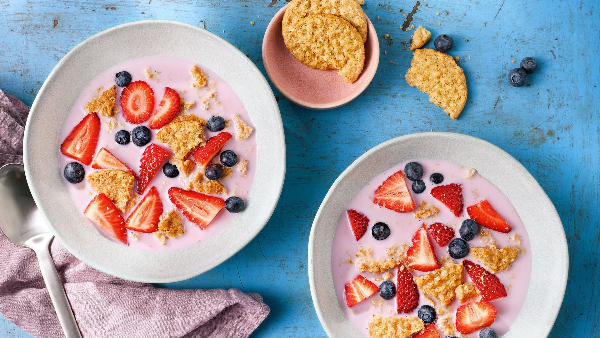 Erfrischende Buttermilch-Suppe mit Beeren & Haferkeksen