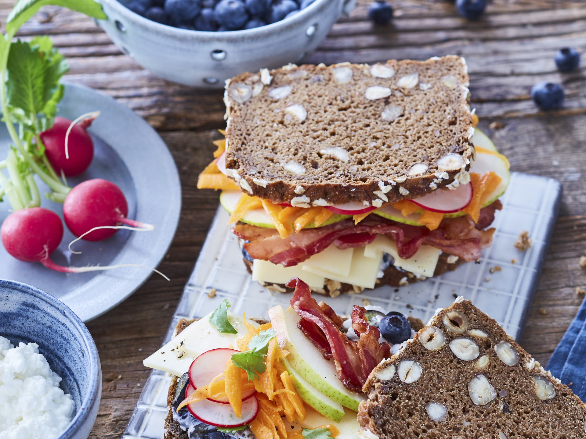 Belegtes Käsebrot mit knusprigem Bacon und Blaubeer-Frischkäse