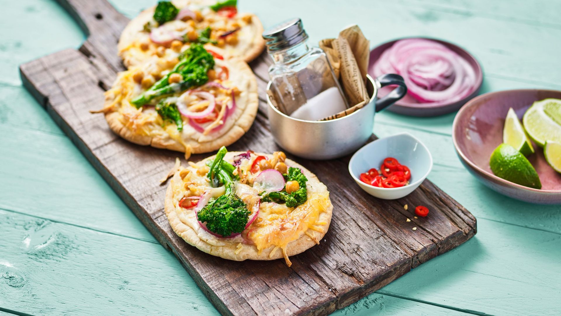 Veggie Brokkoli-Cheese Pita Pizzas