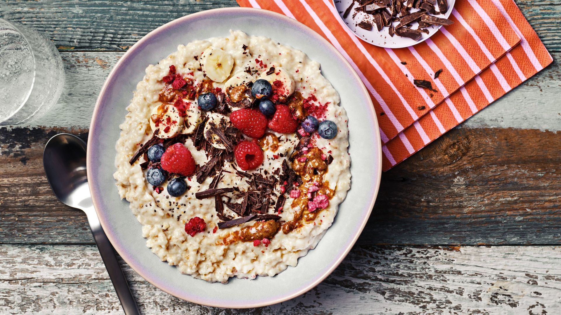 Cremige Vanille-Porridge Bowl mit Mandelmus & Himbeeren