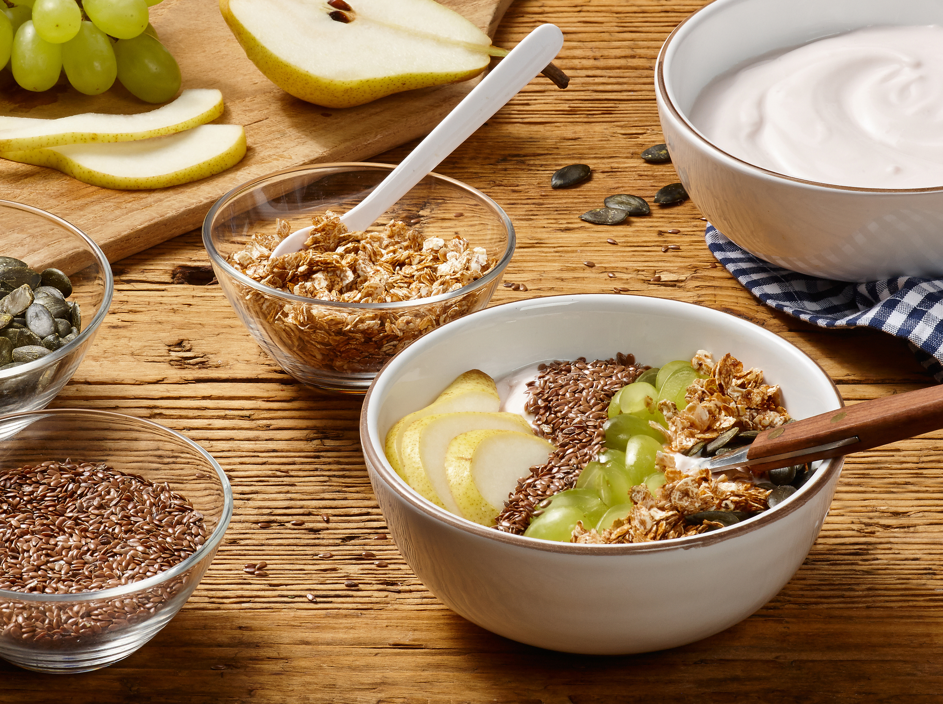 Quark-Bowl mit Kefir, knusprigen Honig-Dinkelflocken und Früchten