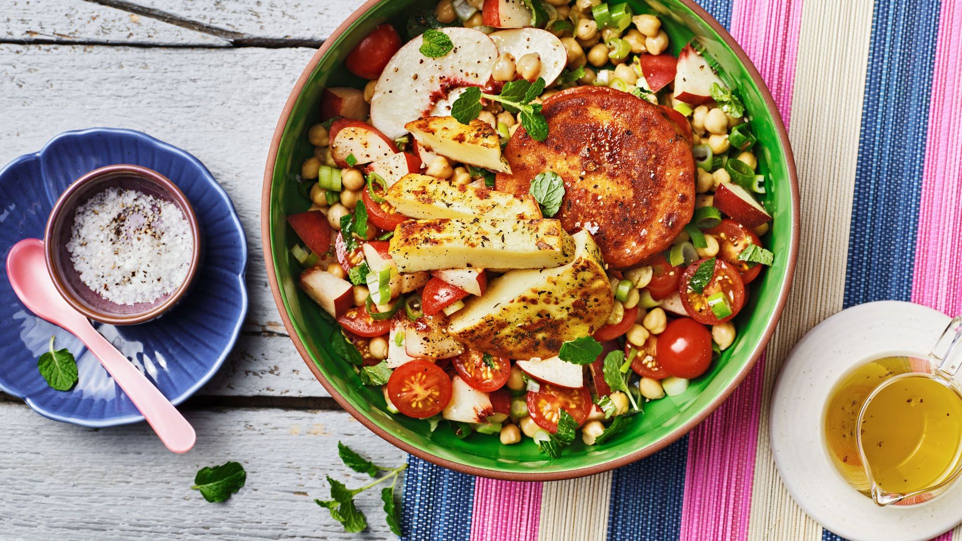 Sommersalat mit Nektarinen, Cherry-Tomaten & knusprigen Hotties