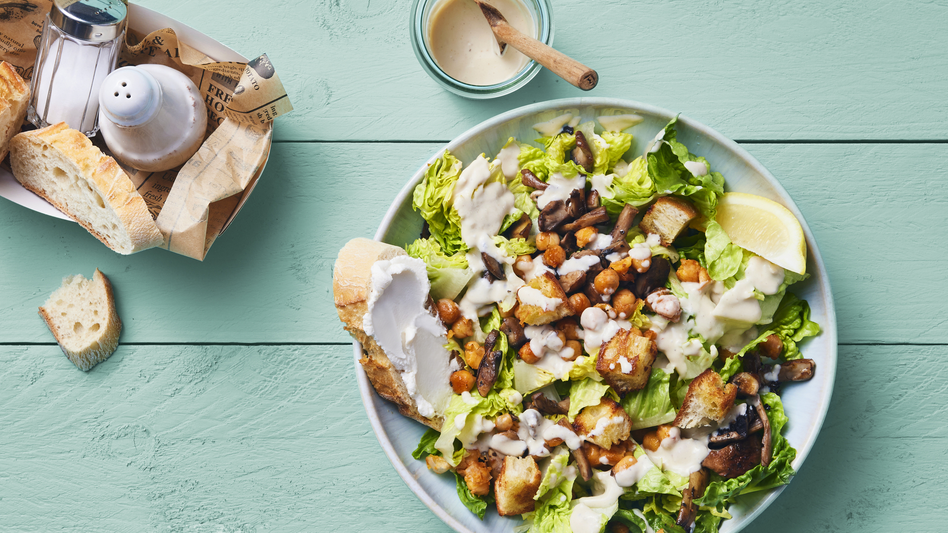 Veganer Caesar Salad mit cremigem Dressing und Kichererbsen