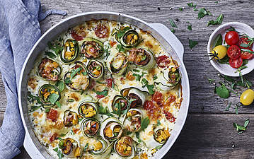Bunter Auflauf: Überbackene Zucchini-Röllchen mit Paprika & Schinken