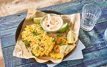 Cheesy Maispuffer mit Paprika-Dip