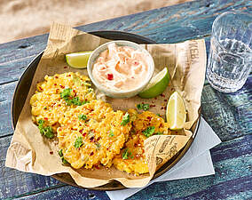 Rezept für Cheesy Maispuffer mit Paprika-Dip Cheesy Maispuffer mit Paprika-Dip