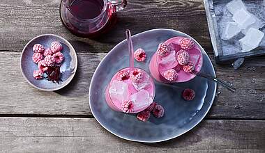 Pink Drink mit Buttermilch Himbeere & Hibiskusblüten-Tee