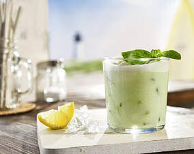 Rezept für Zitroniger Buttermilch Gin Basil Smash Zitroniger Buttermilch Gin Basil Smash