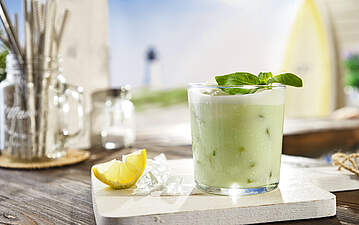 Zitroniger Buttermilch Gin Basil Smash