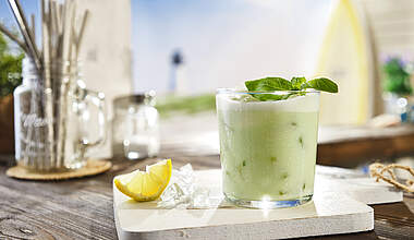 Zitroniger Buttermilch Gin Basil Smash