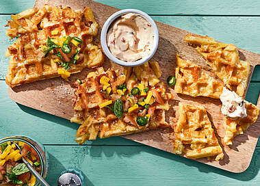 Pommes-Waffeln mit fruchtiger Mango-Tomaten-Salsa