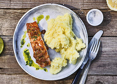Saftiger Lachs mit Käsekruste und Kartoffel-Püree