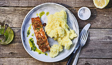 Saftiger Lachs mit Käsekruste und Kartoffel-Püree