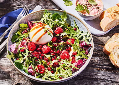 Sommerlicher Burrata-Salat mit Himbeeren und Granatäpfeln