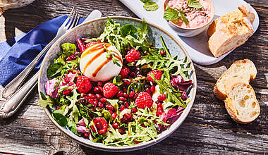 Sommerlicher Burrata-Salat mit Himbeeren und Granatäpfeln