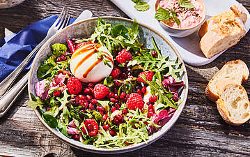 Sommerlicher Burrata-Salat mit Himbeeren und Granatäpfeln