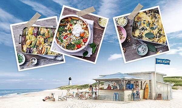 Auf einem Holztisch stehen eine Käseplatte, Tomaten, Obst und ein Teller mit einem Cheese-Sandwich.