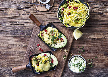 Raclette-Pfännchen mit Zucchini-Spagetti, Avocado und Granatapfel