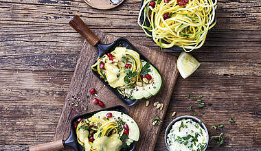 Raclette-Pfännchen mit Zucchini-Spagetti, Avocado und Granatapfel