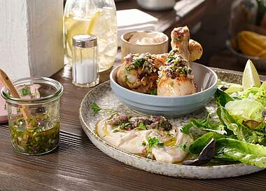 BBQ Chicken in fruchtiger Buttermilch-Marinade mit pikanter Chimichurri-Soße und PaprikaQuark