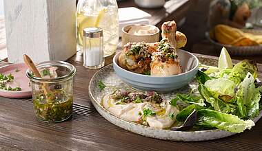 BBQ Chicken in fruchtiger Buttermilch-Marinade mit pikanter Chimichurri-Soße und PaprikaQuark