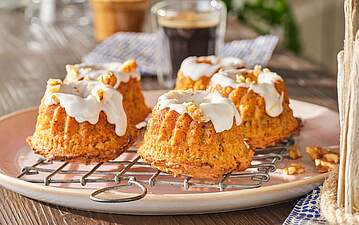 Saftige vegane Karottenküchlein mit Schmand-Topping