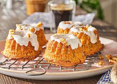 Saftige vegane Karottenküchlein mit Schmand-Topping