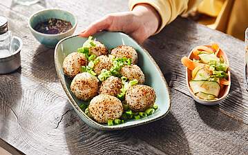 Sesam-Reisbällchen mit Käsefüllung und Sojasoße