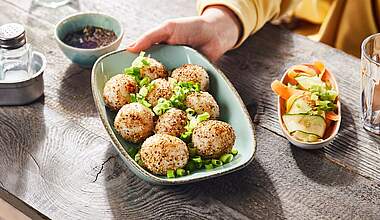 Sesam-Reisbällchen mit Käsefüllung und Sojasoße