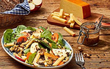 Vegetarischer Belugalinsen-Salat mit Apfel und Käse