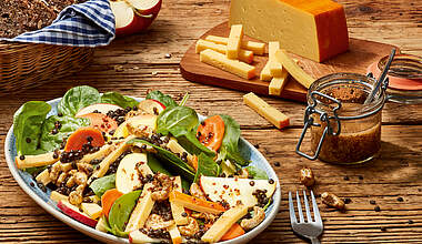 Vegetarischer Belugalinsen-Salat mit Apfel und Käse