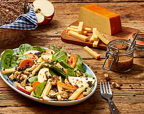 Vegetarischer Belugalinsen-Salat mit Apfel und Käse