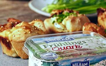 Herzhaftes Monkey Bread– Minibrötchen mit Kräuterquark, getrockneten Tomaten und Schnittlauch