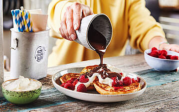 French Toast aus Burger Buns mit Schokosauce und Himbeeren