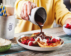 Rezept für French Toast aus Burger Buns mit Schokosauce und Himbeeren French Toast aus Burger Buns mit Schokosauce und Himbeeren