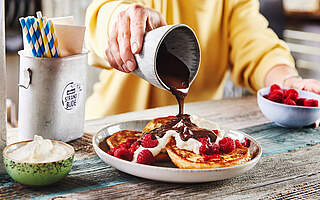 Rezeptbild: French Toast aus Burger Buns mit Schokosauce und Himbeeren