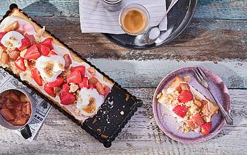 Saftiger Erdbeer-Rhabarber-Kuchen mit Streuseln und Baiser