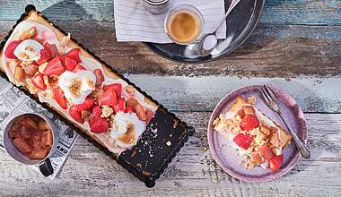 Saftiger Erdbeer-Rhabarber-Kuchen mit Streuseln und Baiser