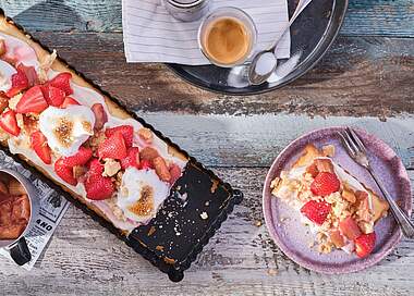 Saftiger Erdbeer-Rhabarber-Kuchen mit Streuseln und Baiser