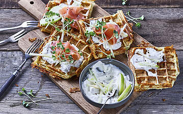 Kartoffelwaffeln mit 3-ZwiebelQuark, Räucherlachs und Kresse