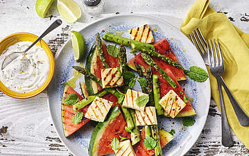 Gegrillter Melonen-Spargelsalat mit Halloumi