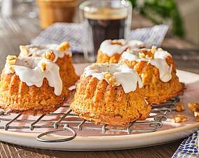 Saftige vegane Karottenküchlein mit Schmand-Topping