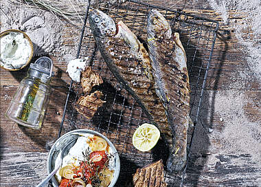 Gegrillte Forellen mit Tomaten-Dip