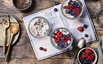 Overnight Oats mit Leinsamen und Beeren