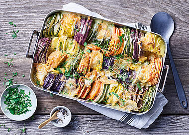 Buntes Gemüse-Gratin mit lila Kartoffeln, Zucchini & Süßkartoffeln