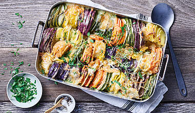 Buntes Gemüse-Gratin mit lila Kartoffeln, Zucchini & Süßkartoffeln