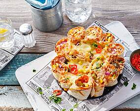 Feurige Tortilla-Torte mit überbackenem Käse