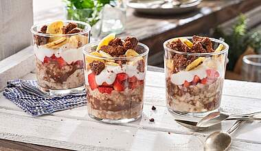 Schoko-Porridge mit Erdbeer-Banane-Topping im Glas