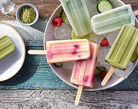 Fruchtiges Buttermilch-Eis am Stiel